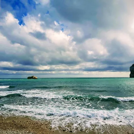 Junto Al Mar *